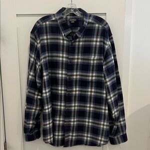 Eddie Bauer Navy and White Plaid Shirt flannel shirt in men’s XL